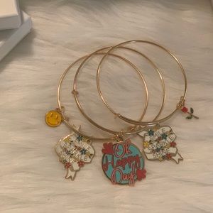 Set of 3 expandable bracelets‼️‼️